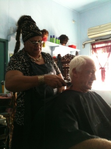 Reggi coupe les cheveux de Greg à Savusavu.